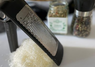 Parmesan reiben mit der feiner Microplane Reibe von Pampered Chef