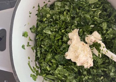 Spinat kochen im emaillierten gusseisernen Topf von Pampered Chef