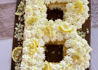 fertig dekoriertet Letter Cake serviert auf dem Zauberstein von Pampered Chef