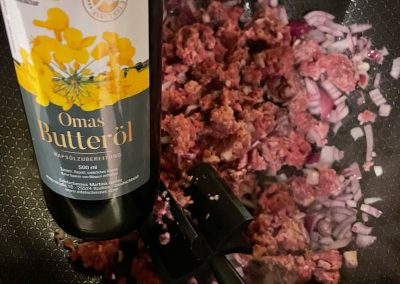 Hackfleisch in Omas Butteröl von Edelschmaus in der Edelstahl Antihaft Wokpfanne von Pampered Chef anbraten