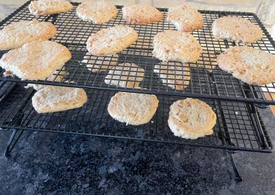 Kekse auf dem Kuchengitter auskühlen lassen