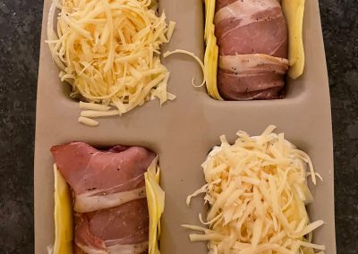 Kartoffelgratin und Lende in die Fächer der Mini Kastenform von Pampered Chef verteilen
