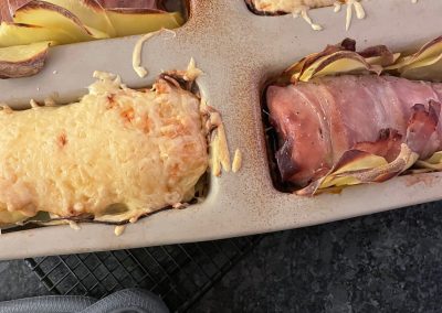 fertig gebackene Lende im Schinkenmantel mit Kartoffelgratin in der Mini Kastenform von Pampered Chef