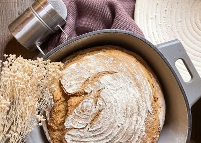 fertig gebackenes Brot im 5,7 Liter Emaillierten gusseisernen Topf von Pampered Chef