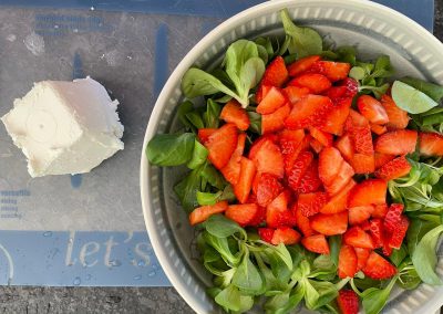 Feldsalat mit Erdbeeren und Ziegenkäse, Essigzubereitung von Edelschmaus