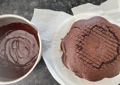 Schokolade in der Edestahlschüssel von Pampered Chef vorbereiten und über den Kuchen geben