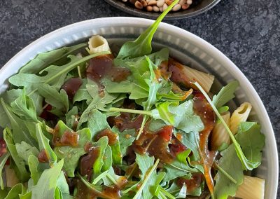Rigatoni Rucola Salat verfeinert mit Granatapfel Creme, Basilikum Öl von Edelschmaus