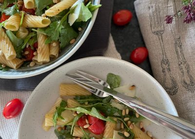 Rigatoni Rucola Salat verfeinert mit Granatapfel Creme, Basilikum Öl von Edelschmaus