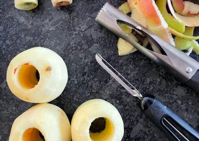 Äpfel schälen mit dem Gemüseschäler von Pampered Chef und kinderleicht entkernen mit dem Apfelentkerner von Pampered Chef