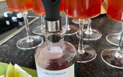 Sommerlicher Sekt-Cocktail mit Limetten, Himbeeren und Minze