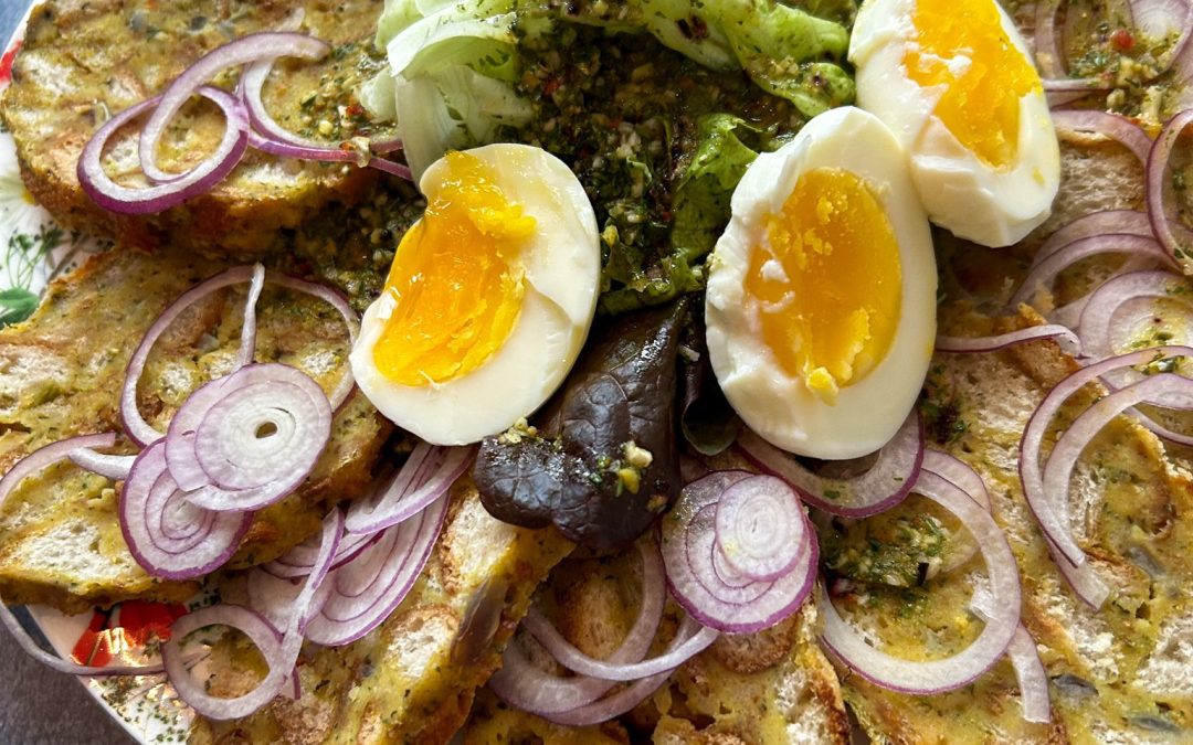 Knödelcarpaccio mit Salat und Ei